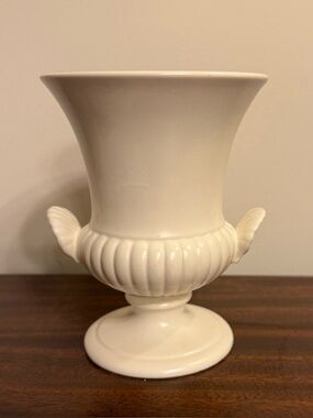 Mid-Century Wedgwood Cream White Porcelain Urn Vase Shell Handles Neoclassical